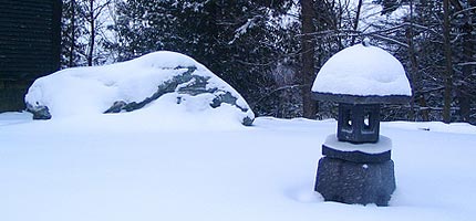 Zen inspired cottage front rock garden